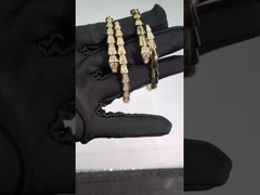 Serpenti Viper braccialetto in oro giallo da una bobina da 18 kt con diamanti pavé sulla testa e sulla coda