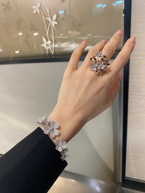 Bezel Setting Custom Brand Jewelry Luxurious Style With Diamond Stone Wedding Jewelry 18k Gold