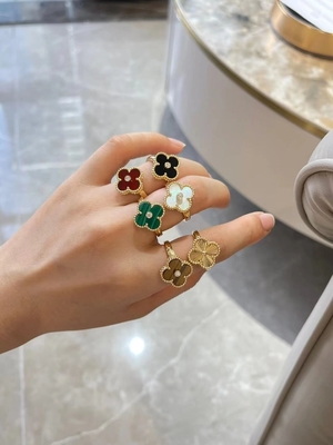 Luxury Custom 18K Gold Jewelry Collection Esperienza di lusso con l'artigianato a Dubai