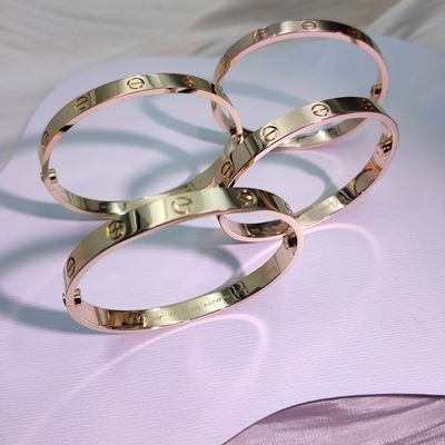 Bracciale LOVE modello Classic in oro 18 carati, misura media, larghezza 6,1 mm, sistema di chiusura originale con due viti e cacciavite