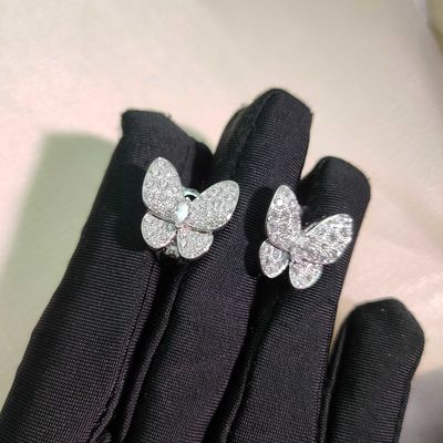 Orecchini a farfalla personalizzati in oro bianco 18K stile moderno con diamanti e floreale