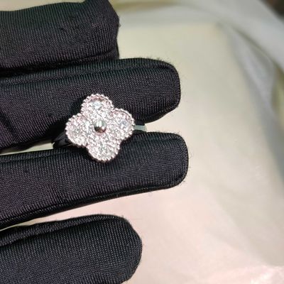 Gioielli di lusso squisiti che elevano lo stile con eleganza e maestria senza tempo